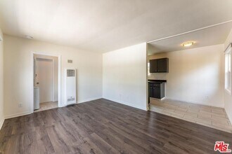 10708 1/2 Moorpark Street Unit in Los Angeles, CA - Building Photo - Building Photo