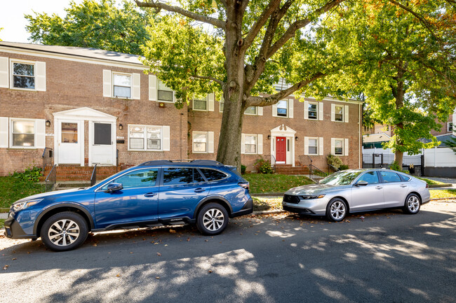 Meadow Apartments in Flushing, NY - Foto de edificio - Building Photo