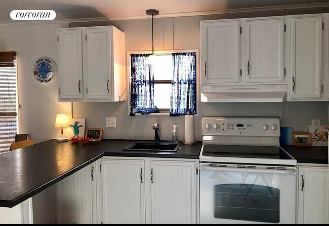 100 Deforest Rd in Montauk, NY - Building Photo - Building Photo