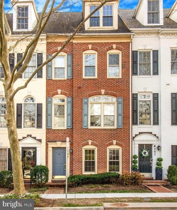 405 Oak Knoll Dr in Rockville, MD - Building Photo