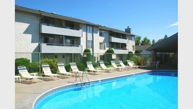 Cedar Park Apartments in Spokane, WA - Foto de edificio - Building Photo