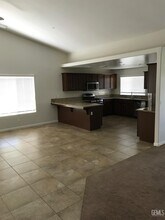 10302 Fenwick Island Dr in Bakersfield, CA - Building Photo - Building Photo