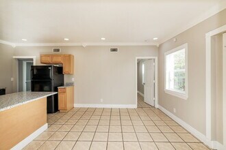 395 Plum Tree Dr in Lantana, FL - Building Photo - Building Photo