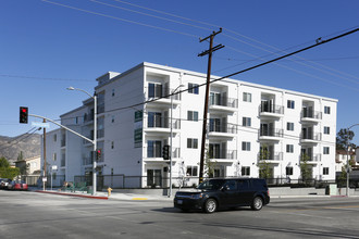 Glenoaks Villas at Sylmar in Sylmar, CA - Building Photo - Building Photo