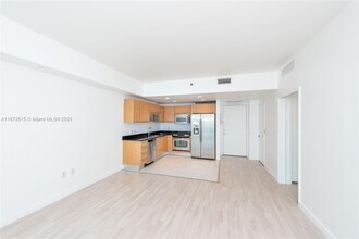 950 Brickell Bay Dr, Unit 2408 in Miami, FL - Building Photo - Building Photo