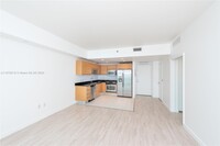 950 Brickell Bay Dr, Unit 2408 in Miami, FL - Building Photo - Building Photo