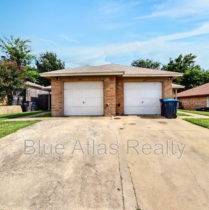 6859 S Creek Dr in Fort Worth, TX - Building Photo