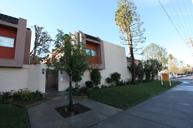 Sherman Way Townhomes in Reseda, CA - Foto de edificio - Building Photo