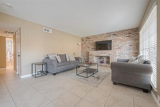 2101 Fountain View Dr in Houston, TX - Building Photo - Building Photo