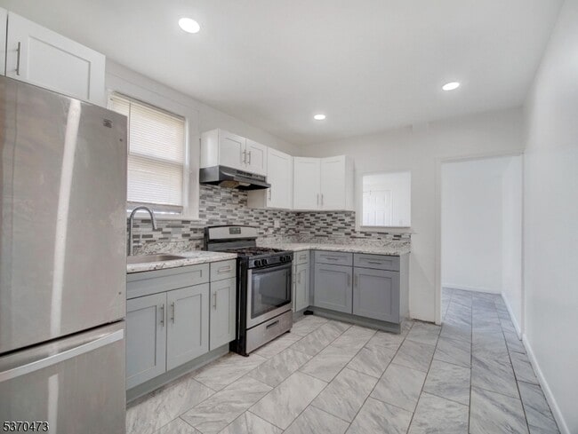 52 Headley Terrace in Irvington, NJ - Foto de edificio - Building Photo