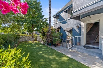 857 N Oxford Ave, Unit Oxford Studio in Los Angeles, CA - Building Photo - Building Photo