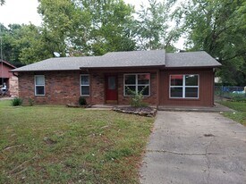 1028 Chitwood St in Alma, AR - Building Photo