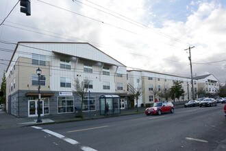 McCuller Crossing Apartments in Portland, OR - Building Photo - Building Photo
