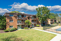 Forest Glen Condos in Lansing, IL - Foto de edificio - Building Photo