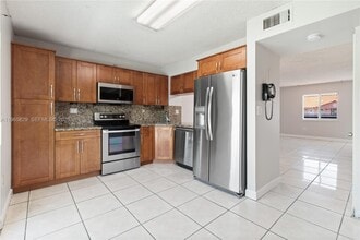 2162 W 60th St in Hialeah, FL - Building Photo - Building Photo