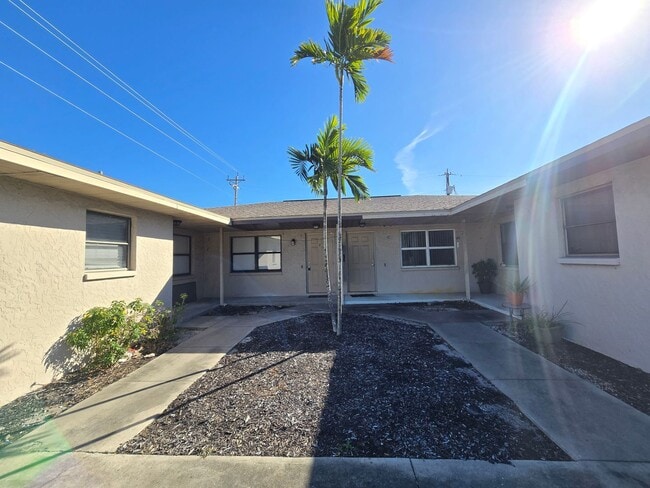 4803 Triton Ct E in Cape Coral, FL - Foto de edificio - Building Photo