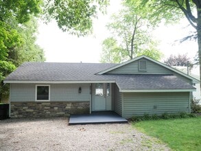 5515 Lakeview Dr in Interlochen, MI - Building Photo - Building Photo