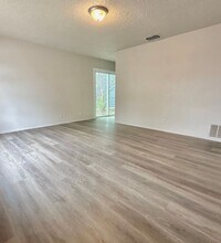 4315 Lehman Dr in Kirby, TX - Building Photo - Building Photo