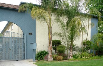 1147-1151 Irving Ave in Glendale, CA - Foto de edificio - Building Photo