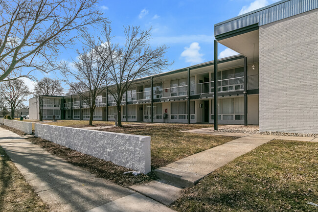 Altitude Apartments East ( Ferndale 28 LLC) in Royal Oak, MI - Building Photo - Building Photo