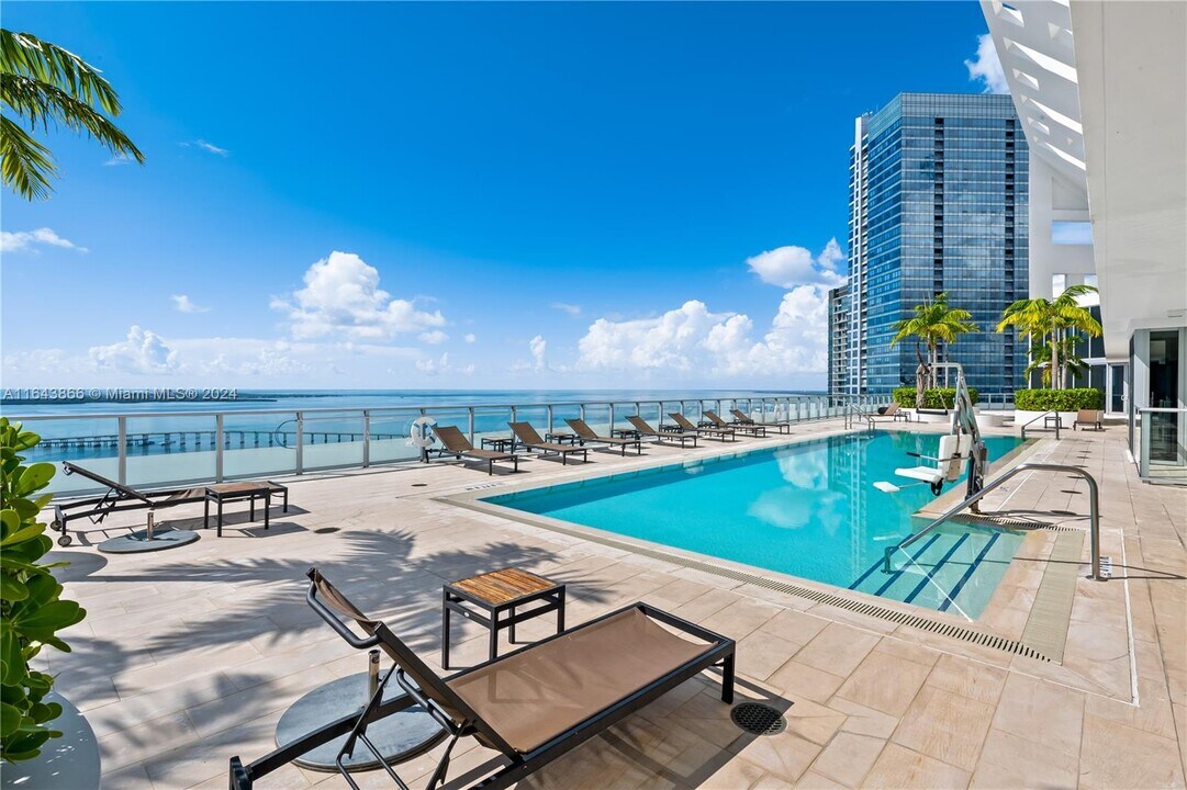 1300 Brickell Bay Dr, Unit 1706 in Miami, FL - Building Photo