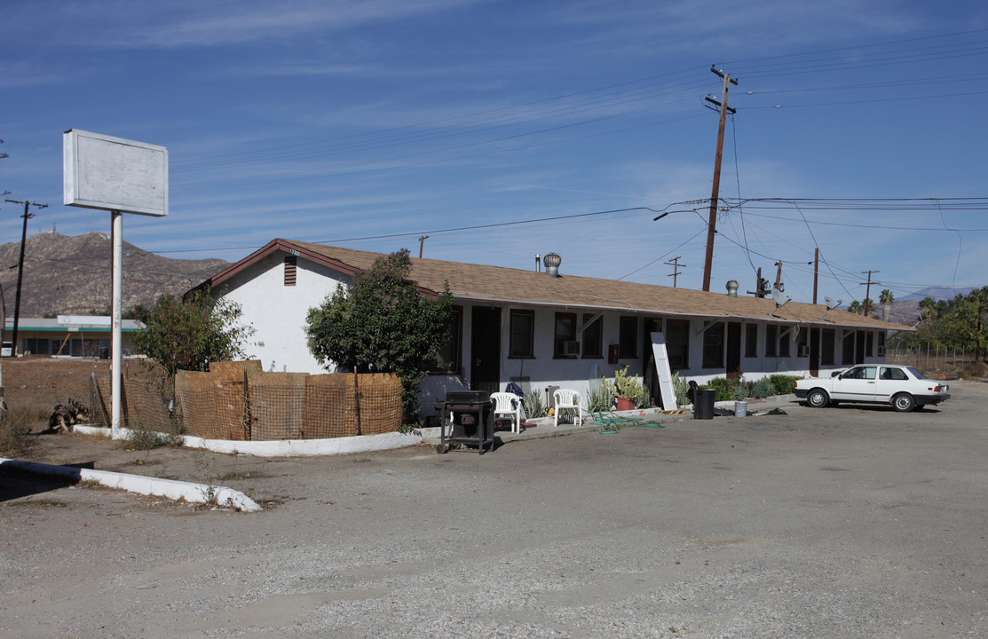 13300 Old 215 Frontage Rd in Moreno Valley, CA - Foto de edificio