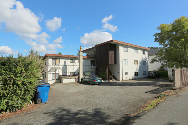 1327 Fort St in Victoria, BC - Building Photo - Building Photo