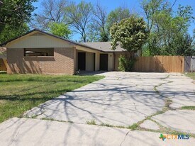 2010 S 15th St in Temple, TX - Building Photo