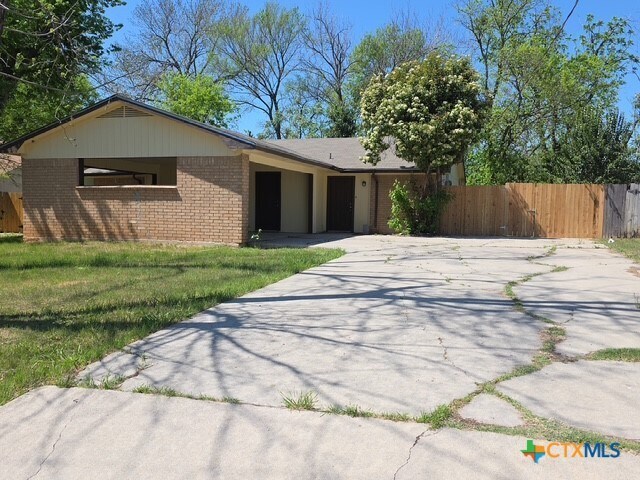 2010 S 15th St in Temple, TX - Building Photo