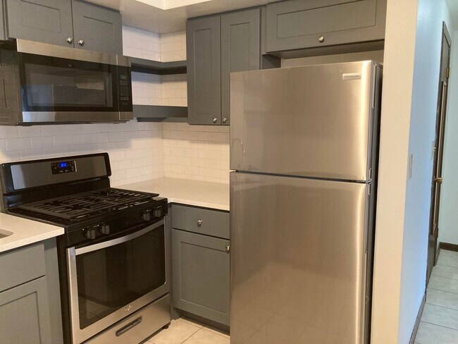 1315 E Elmdale Ct in Shorewood, WI - Foto de edificio - Building Photo