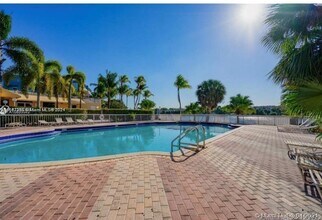 9365 Fontainebleau Blvd, Unit E231 in Miami, FL - Building Photo - Building Photo