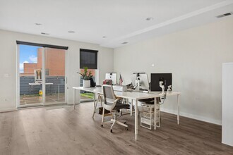 3927 N Clarendon Ave, Unit 601 in Chicago, IL - Building Photo - Building Photo