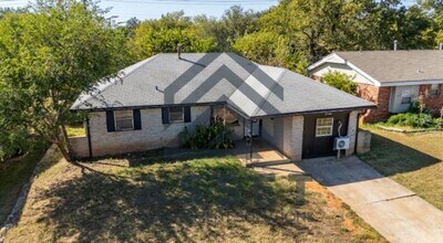 3721 Parkwoods Ln in Midwest City, OK - Building Photo - Building Photo