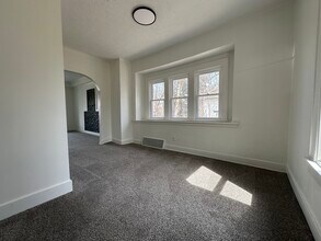 3827 Parker St in Omaha, NE - Building Photo - Building Photo