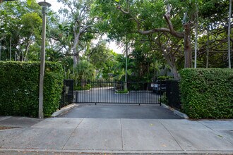 6011 N Bayshore Dr in Miami, FL - Building Photo - Building Photo
