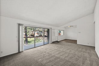 Ashwood Gardens in Ventura, CA - Foto de edificio - Building Photo