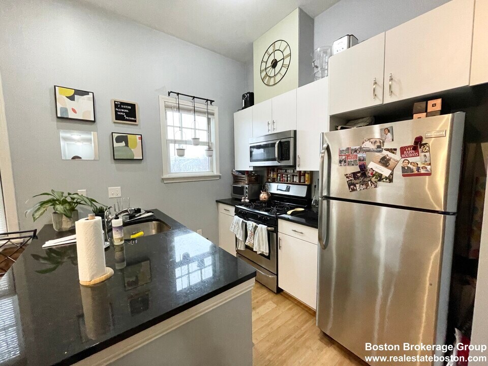 195 W 3rd St in Boston, MA - Building Photo