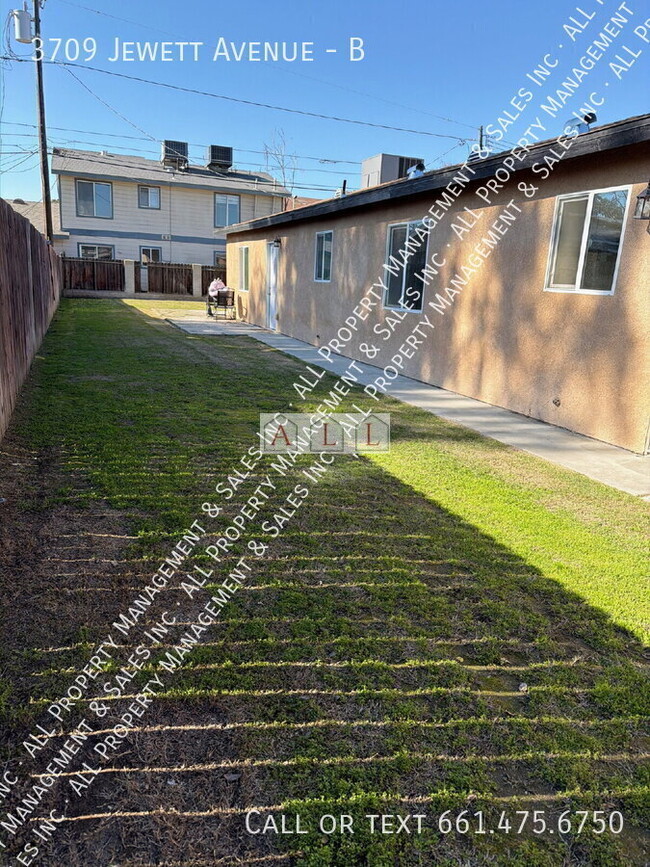 3709 Jewett Ave in Bakersfield, CA - Building Photo - Building Photo