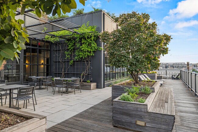 2030 8th St NW, Unit 313 in Washington, DC - Foto de edificio - Building Photo