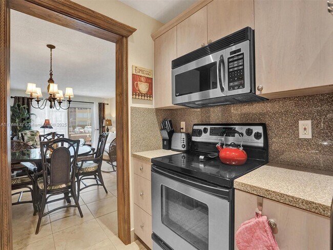 2600 Diana Dr in Hallandale Beach, FL - Building Photo - Building Photo