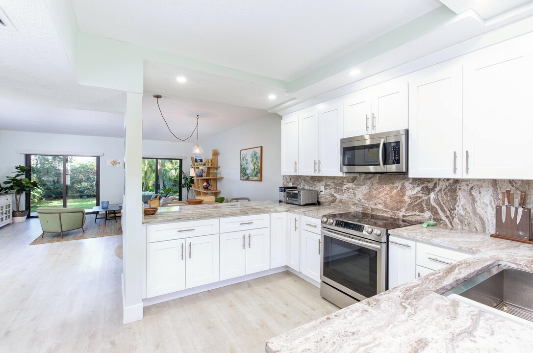 11267 Pond View Dr in Wellington, FL - Building Photo