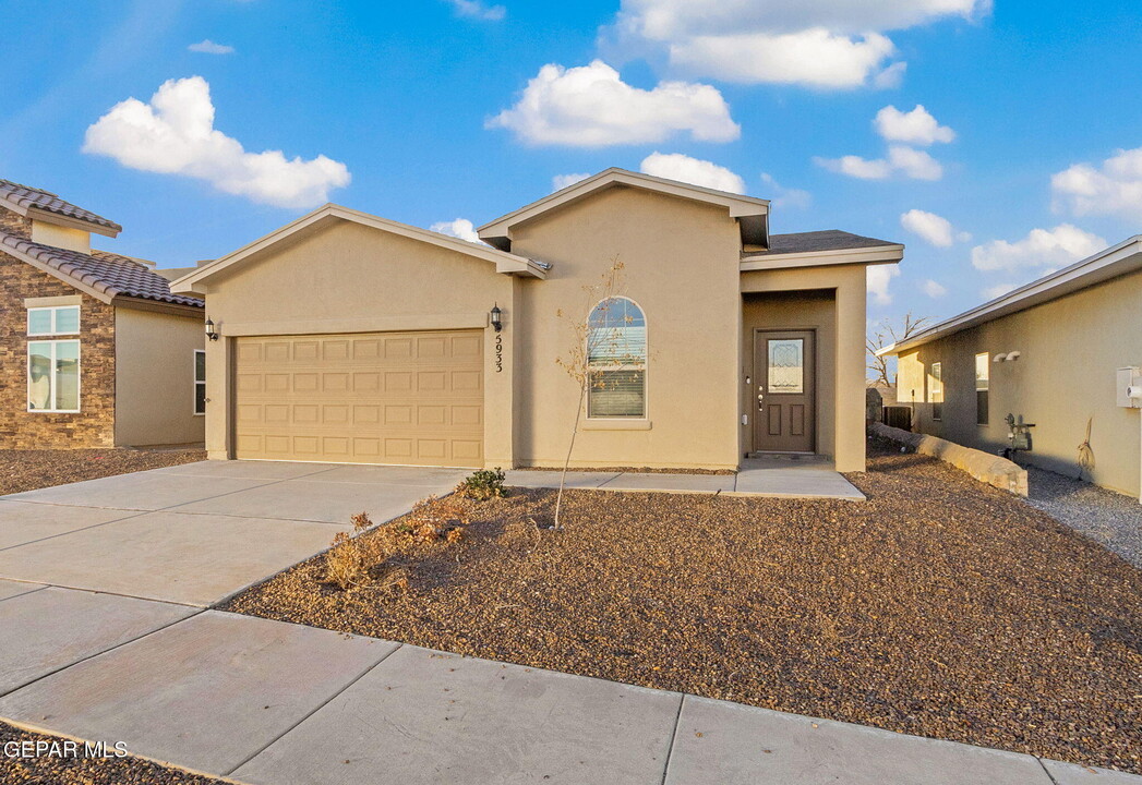 5933 Ruidoso Downs St in El Paso, TX - Building Photo