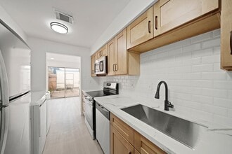 7949 Ellinger Ln in Houston, TX - Building Photo - Building Photo