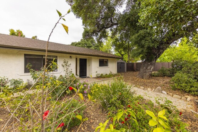 325 El Conejo Dr in Ojai, CA - Building Photo - Building Photo