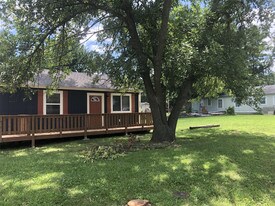 8285 Center Dr in De Soto, KS - Building Photo