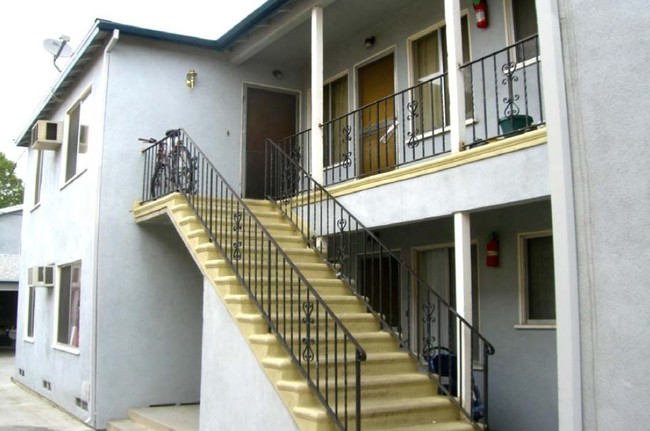 11221 Hatteras St in North Hollywood, CA - Foto de edificio - Building Photo