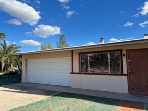 3931 W Sunny Hills Pl in Tucson, AZ - Foto de edificio - Building Photo