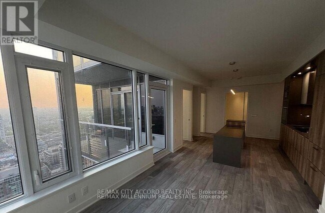 11 Yorkville Ave in Toronto, ON - Building Photo - Building Photo