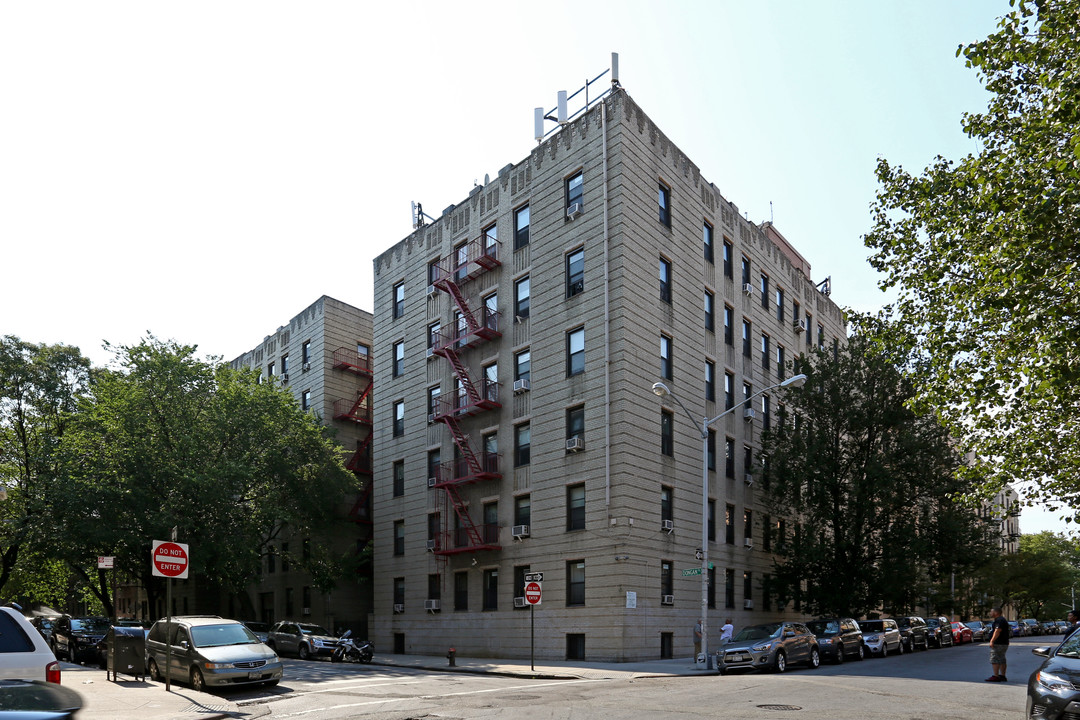 30 Dongan Place in New York, NY - Building Photo