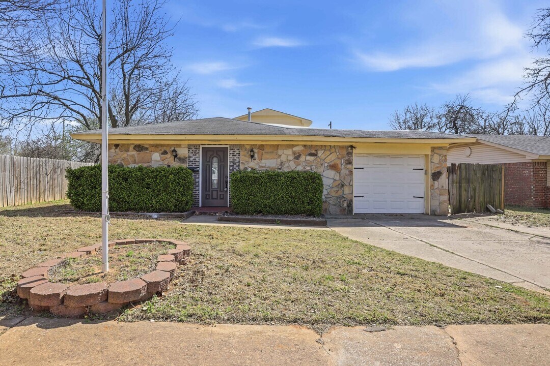 1328 Hazelwood Dr in Midwest City, OK - Building Photo